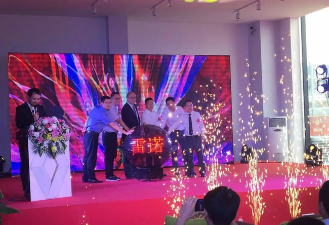 绵阳威尼斯9499春风雷诺4S店盛大开业4.jpg